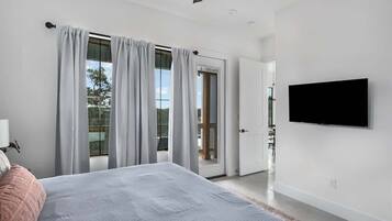 4 bedrooms, desk, iron/ironing board, travel crib