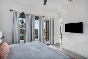 4 chambres, bureau, fer et planche à repasser, lit parapluie