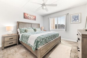 2 soverom, skrivebord, strykejern/-brett og reiseseng for barn