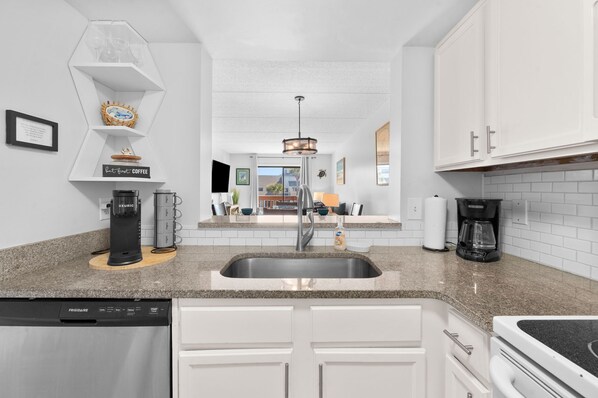 雪櫃、微波爐、焗爐、爐具