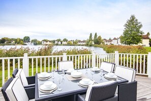 Outdoor dining - Windrush Lake 80/81, Waterlow Lodge (P) (South Cerney)