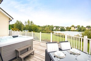 Outdoor dining - Windrush Lake 80/81, Waterlow Lodge (P) (South Cerney)