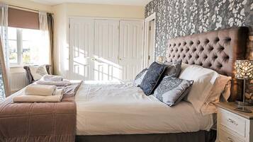 4 bedrooms, iron/ironing board, free WiFi, bed sheets