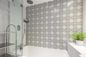 Combined shower/bathtub - Windrush Lake 66, Sun Kissed Lodge - Lakeside Holiday Lodge, Hot Tub, Sleeps 8 (South Cerney)