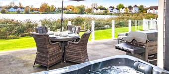 Windrush Lake 66, Sun Kissed Lodge - Lakeside Holiday Lodge, Hot Tub, Sleeps 8