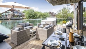 Outdoor dining - Waters Edge 15, Kingsholm (P) (Cirencester)