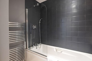 Combined shower/tub, hair dryer, towels