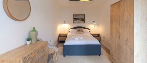 1 dormitorio, escritorio, tabla de planchar con plancha y wifi