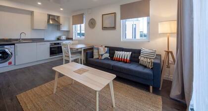 Contemporary 1 Bedroom Apartment in Ashford