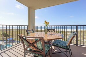Outdoor dining - 1 bedroom Gulf Front Phoenix VI 6407 (Orange Beach)