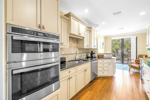 Køleskab, mikrobølgeovn, ovn, kogeplade