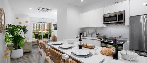 Réfrigérateur, micro-ondes, four, plaque de cuisson