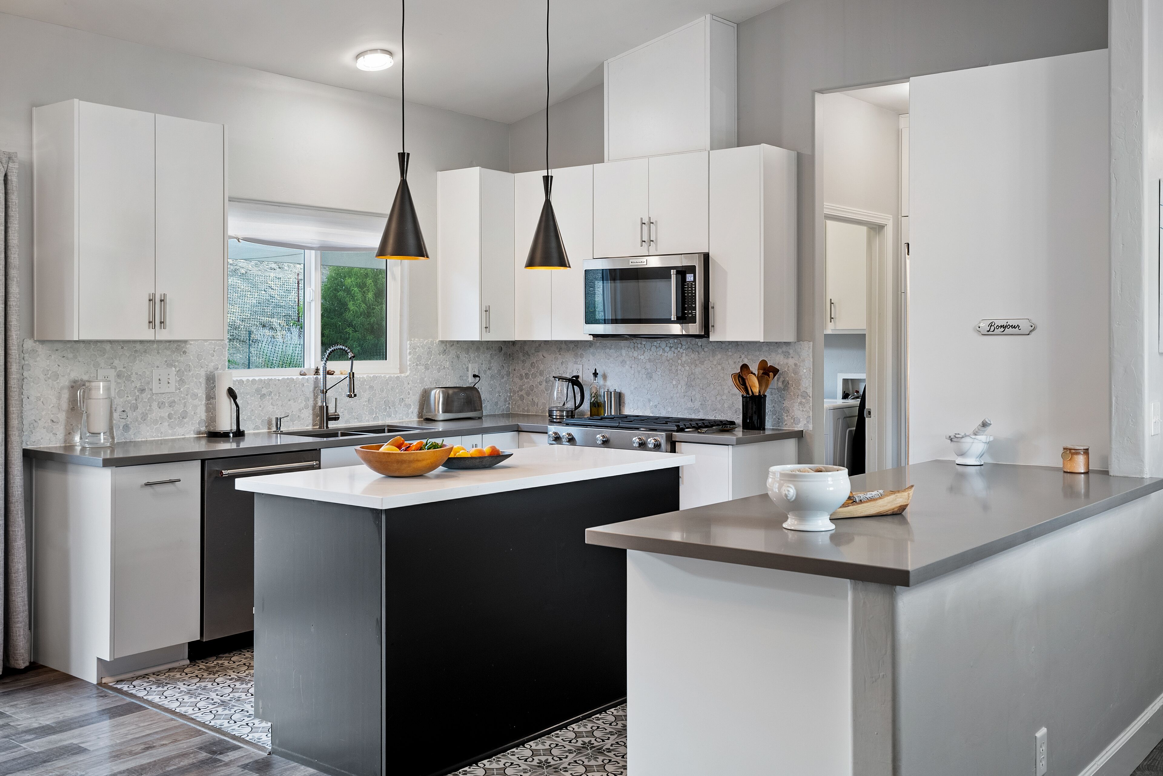 Mikroaaltouuni, astianpesukone, kahvin-/teenkeitin, leivänpaahdin