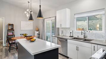 Mikrowelle, Geschirrspüler, Wasserkocher mit Kaffee-/Teezubehör, Toaster