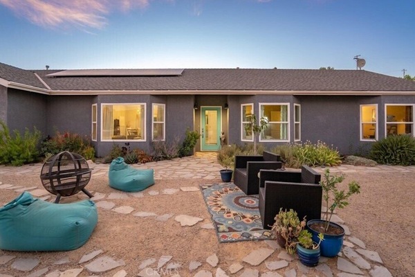 The three-bedroom/two bath, fully furnished 1685 square foot ren