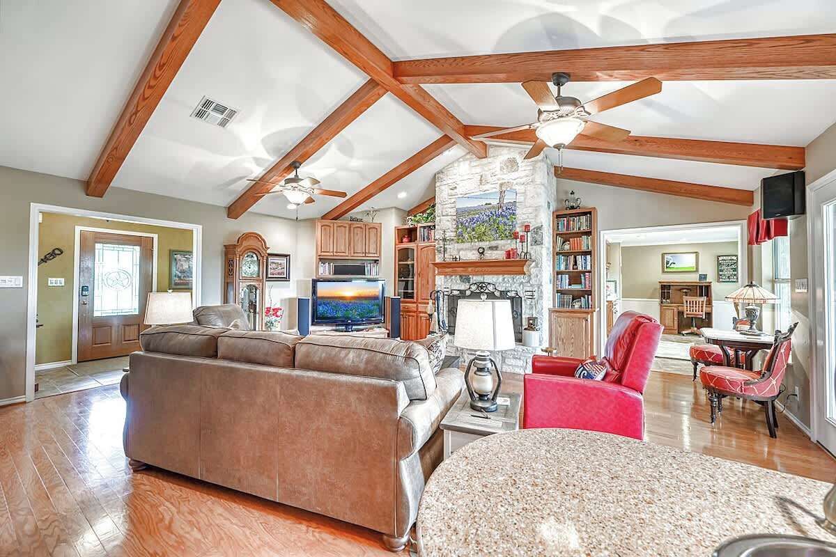 Smart TV, fireplace, books, offices