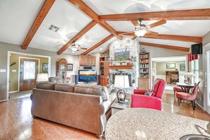 Smart-TV, Kamin, Bücher