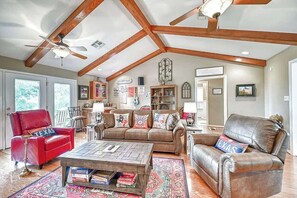 Smart TV, fireplace, books, offices