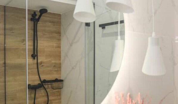 Dusche, Haartrockner, Handtücher, Seife