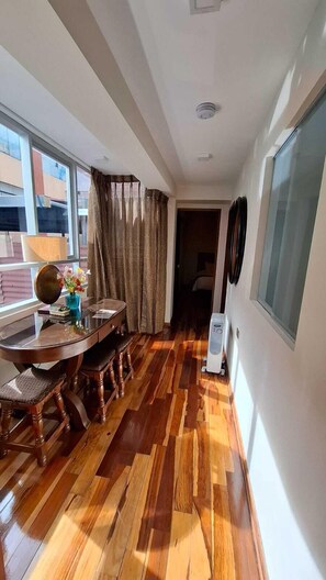 32-inch LED TV with satellite channels, TV - Zans Apartments Cusco (Cusco)