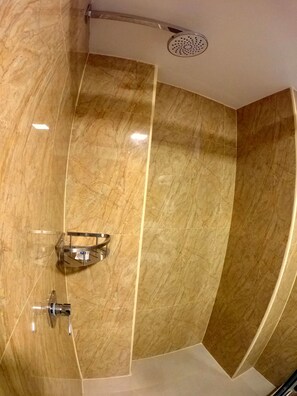 Shower, rainfall showerhead, hair dryer, towels - Zans Apartments Cusco (Cusco)