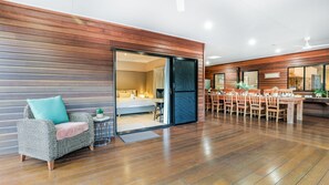 4 bedrooms, desk, free WiFi, bed sheets - Villa Damai -  Sunrise 1770 (Agnes Water)