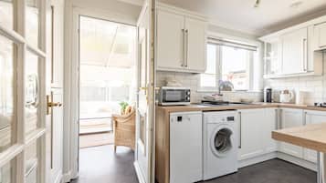 Kühlschrank, Mikrowelle, Ofen, Geschirrspüler