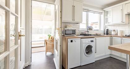 Dragonfly Cottage, Cellardyke - a cottage that sleeps 4 guests in 2 bedrooms