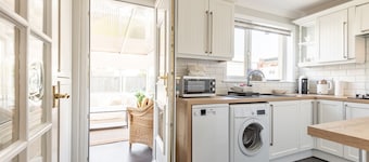 Dragonfly Cottage, Cellardyke - a cottage that sleeps 4 guests in 2 bedrooms