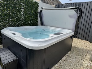 Outdoor spa tub - Dragonfly Cottage, Cellardyke -  a cottage that sleeps 4 guests  in 2 bedrooms (Cellardyke)