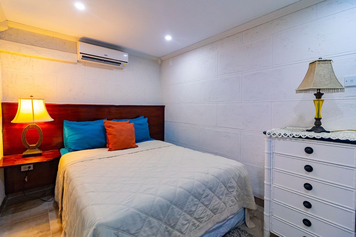 1 bedroom, blackout drapes, iron/ironing board, free WiFi