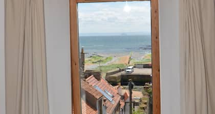 Tall Ship, Anstruther is a lovely townhouse with excellent sea views