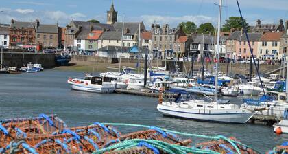 Tall Ship, Anstruther is a lovely townhouse with excellent sea views