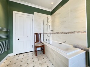 Combined shower/bathtub, hair dryer, towels - Ruddon Grange, Elie -  a house that sleeps 8 guests  in 4 bedrooms (Elie)
