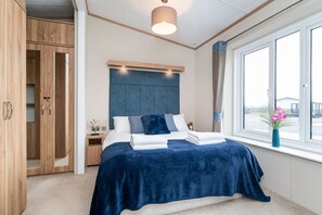 2 bedrooms, iron/ironing board, free WiFi, bed sheets - Stewarts Resort Lodge 18  -  a lodge that sleeps 6 guests  in 2 bedrooms (St Andrews)