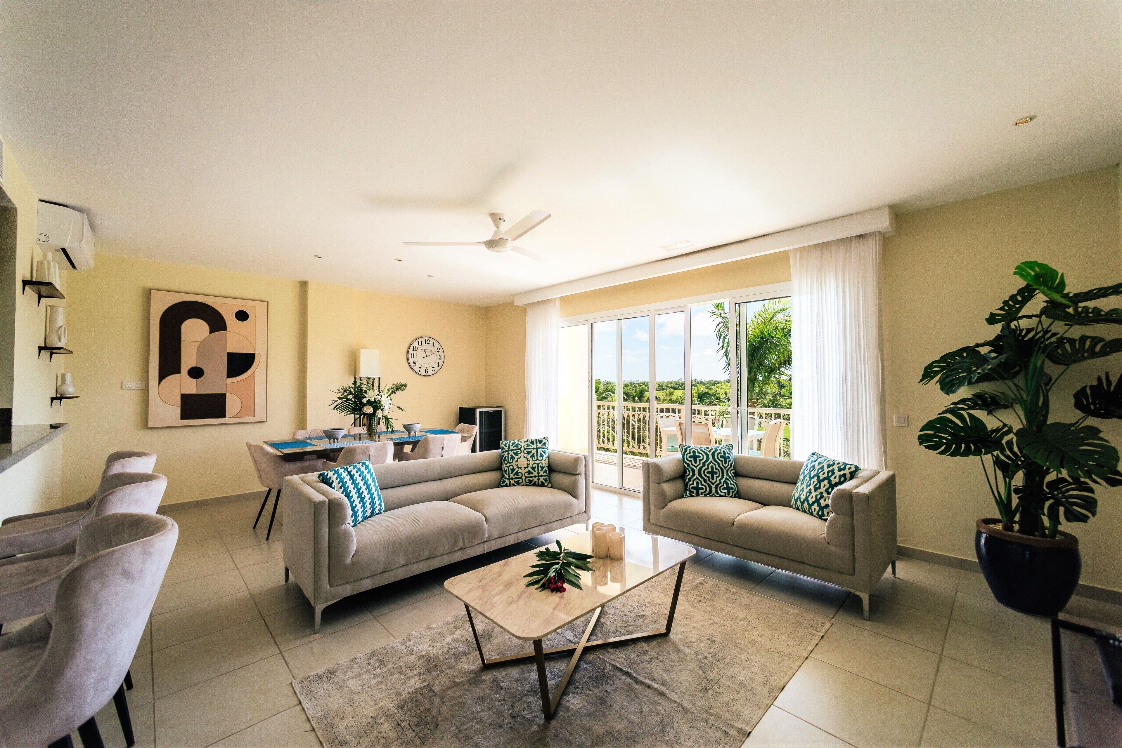 Ein modernes Wohnzimmer mit Sofa, Couchtisch und Essbereich.