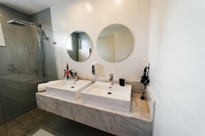 Badewanne, Haartrockner, Handtücher, Seife