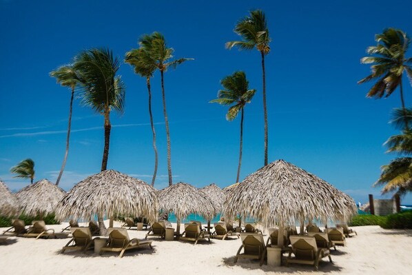 Chaises longues, serviettes de plage