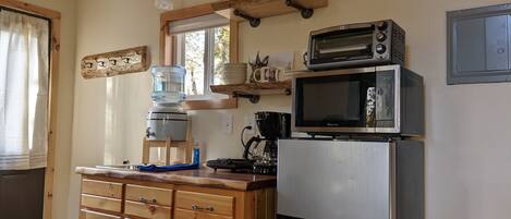 Frigorifero, microonde, macchina per tè/caffè, tostapane