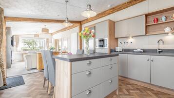 Jääkaappi, mikroaaltouuni, uuni, keittoastiat/astiat/ruokailuvälineet