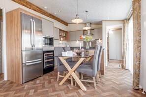 Kühlschrank, Mikrowelle, Ofen, Kochgeschirr/Geschirr/Besteck