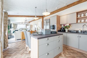 Kühlschrank, Mikrowelle, Ofen, Kochgeschirr/Geschirr/Besteck