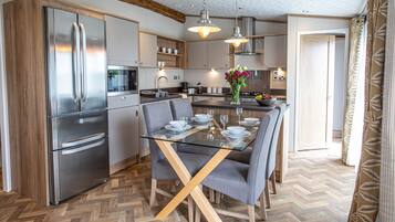 Jääkaappi, mikroaaltouuni, uuni, astianpesukone