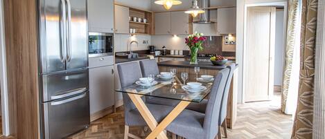 ثلاجة، ميكروويف، فرن، غسالة أطباق