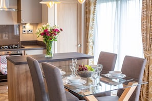 Dining - Stewarts Resort Lodge 8 - a lodge that sleeps 6 guests in 2 bedrooms (St Andrews)