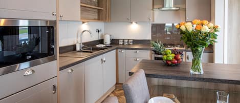 冷蔵庫、電子レンジ、オーブン、食器洗い機