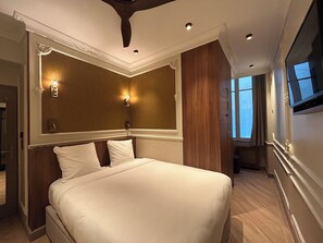 2 chambres, bureau, fer et planche à repasser, lit de bébé portatif