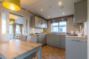 Kühlschrank, Mikrowelle, Ofen, Kochgeschirr/Geschirr/Besteck