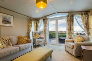 TV - Stewarts Resort Lodge 31 - a lodge that sleeps 4 guests in 2 bedrooms (St Andrews)