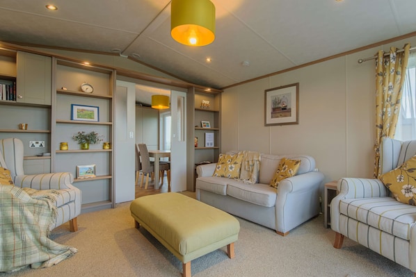 TV - Stewarts Resort Lodge 31 - a lodge that sleeps 4 guests in 2 bedrooms (St Andrews)